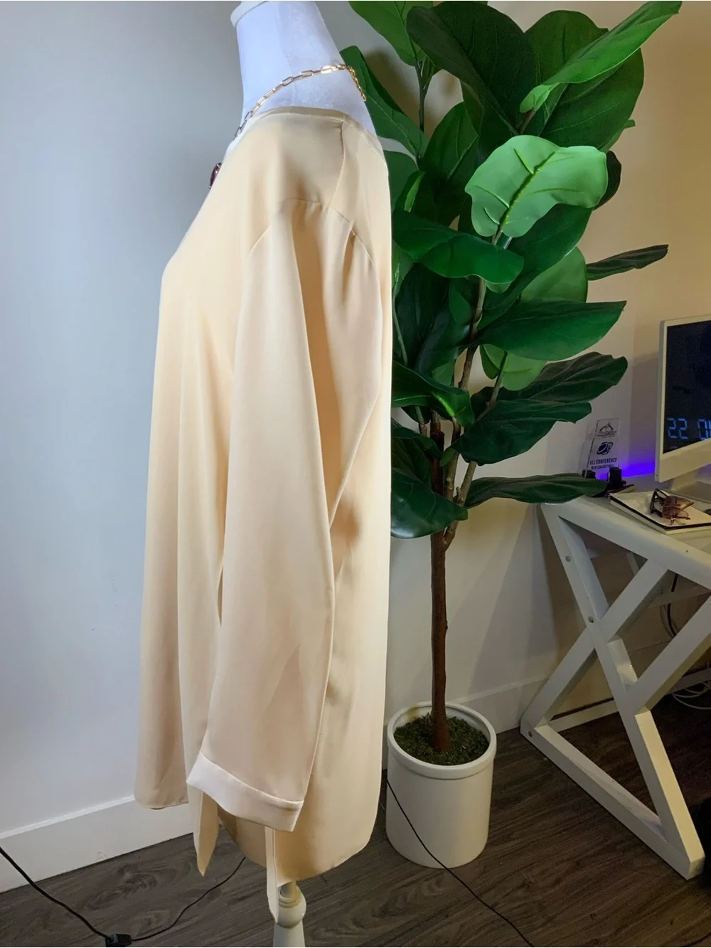 BCBGMaxAzria Cream Long-Sleeve V-Neck Tunic